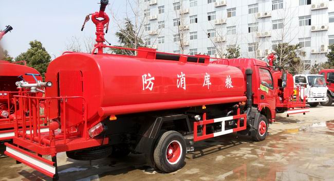 東風(fēng)大多利卡消防水車(6-8T)一車兩用,即可用作消防車,同時用于綠化灑水車,是一款多功能型消防車。消防車功能:該車安裝了后置式消防泵,工作壓力在1.0 Mpa,在發(fā)生為災(zāi)時啟動消防泵,關(guān)閉灑水功能閥門,操作消防炮,射程達(dá)45米以上,消防炮流量大,射程遠(yuǎn),即可滅火。