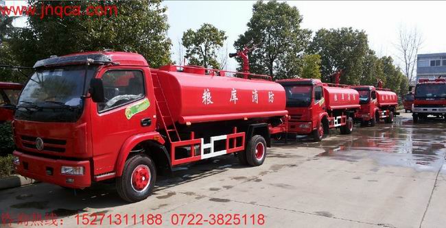 東風(fēng)大多利卡消防水車(6-8T)一車兩用,即可用作消防車,同時用于綠化灑水車,是一款多功能型消防車。消防車功能:該車安裝了后置式消防泵,工作壓力在1.0 Mpa,在發(fā)生為災(zāi)時啟動消防泵,關(guān)閉灑水功能閥門,操作消防炮,射程達(dá)45米以上,消防炮流量大,射程遠(yuǎn),即可滅火。