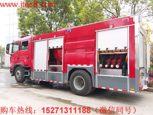 重汽豪沃干粉水聯(lián)用消防車該車設(shè)有一個干粉罐加一個水罐,罐頂端安裝一門干粉炮和一門水泡,干粉系統(tǒng)包含一個干粉卷盤,一個氮氣瓶架(裝有6個40升的鋼瓶,其中3個為備用氮氣瓶)和一套管路系統(tǒng)。